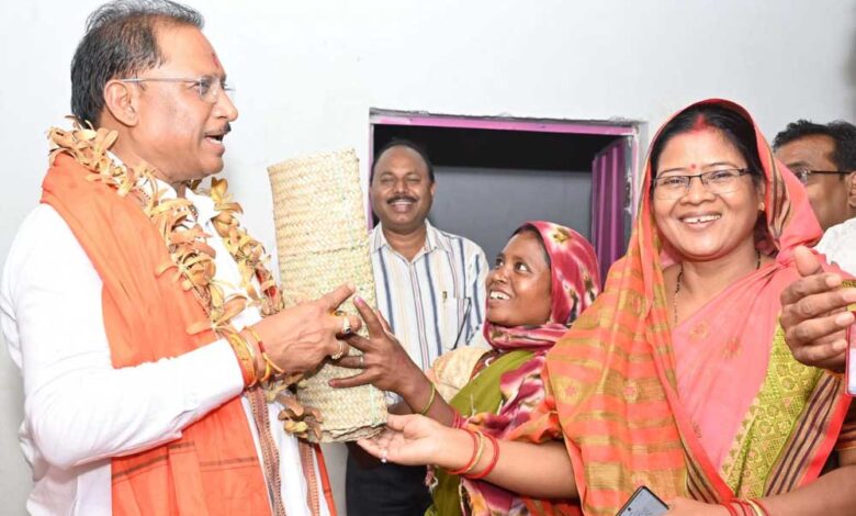 पहाड़ी-कोरवा-के-पीएम-जनमन-आवास-में-पहुंचे-मुख्यमंत्री