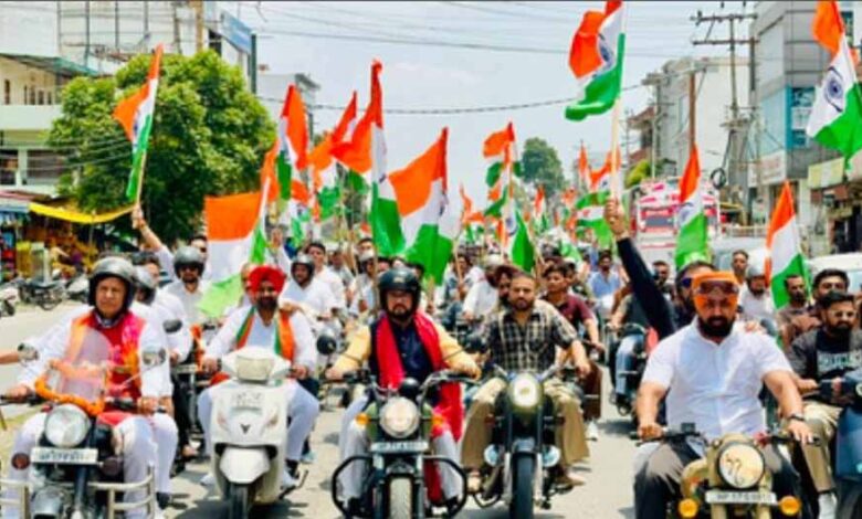 अनुराग-ठाकुर-पांवटा-साहिब-में-निकाली-गई-तिरंगा-यात्रा-में-हुए-शामिल,-सेना-हर-चुनौती-का-जवाब-देने-में-सक्षम