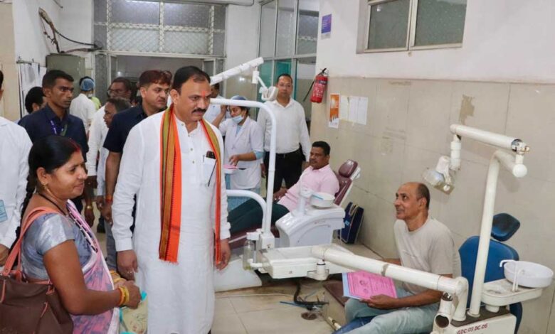 मंत्री-जायसवाल-ने-दंत-चिकित्सा-महाविद्यालय-का-किया-निरीक्षण,-स्वास्थ्य-सुविधाओं-को-सुदृढ़-करने-के-दिए-निर्देश