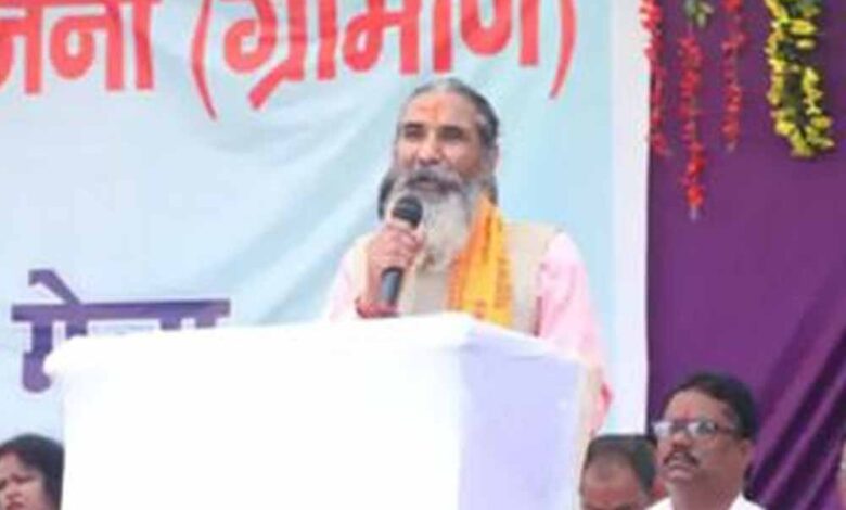 सांसद-भोजराज-नाग-ने-पीएचई-इंजीनियर-की-लगाई-क्लास