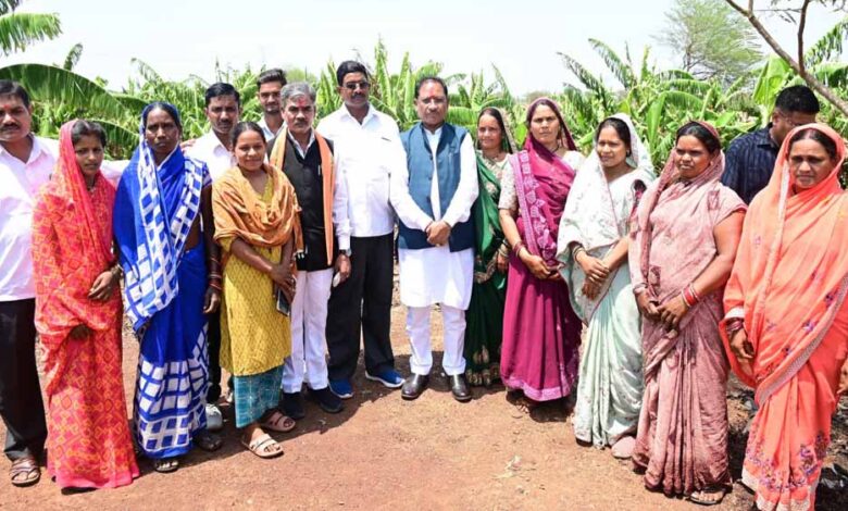 cm-पहुंचे-उत्कृष्ट-किसान-रोहित-साहू-के-खेतों-में:-केला-और-पपीता-की-खेती-से-कमा-रहे-लाखों-का-मुनाफा,-20-लोगों-को-अपने-खेत-में-दे-रहे-रोजगार