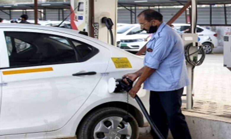 देश-में-2032-तक-सड़कों-पर-चलेंगे-12-करोड़-से-ज्यादा-electric-vehicle,-चार्जिंग-प्वाइंट्स-की-संख्या-भी-बढ़ेगी
