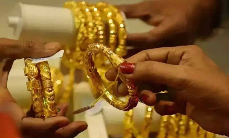 भारत-और-पाकिस्तान-के-बीच-बढ़ते-तनाव-और-मौद्रिक-नीति-से-पहले-सोने-की-कीमतों-में-दिखी-गिरावट