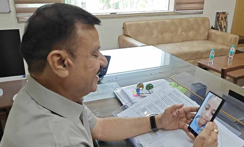 स्कूल-शिक्षा-मंत्री-सिंह-ने-बोर्ड-परीक्षा-की-टॉपर-छात्राओं-से-की-बात