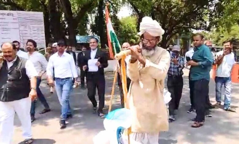 सेना-के-लिए-अनाज-लेकर-dm-ऑफिस-पहुंचा-किसान,-बोला-अभी-pak-का-विनाश-बाकी