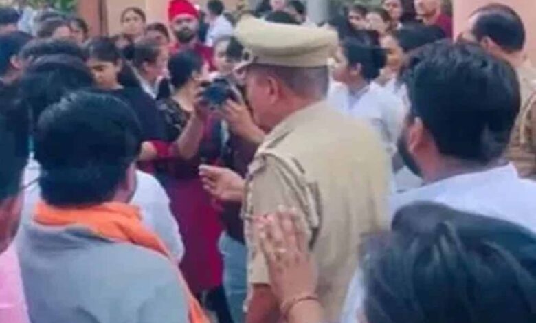 सहारनपुर-में-एक-नर्सिंग-कॉलेज-में-हंगामा,-छात्र-छात्राओं-को-तिलक-मिटाने,-कलावा-खोलने-और-दाढ़ी-काटने