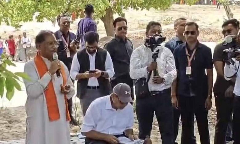 एमपी-से-सटे-गांव-में-उतरा-सीएम-साय-का-हेलीकॉप्टर,-ग्रामीणों-को-दी-कई-सौगातें