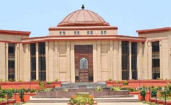 संविदा-और-दैनिक-वेतन-भोगी-कर्मचारियों-के-नियमितीकरण-के-छत्तीसगढ़-हाईकोर्ट-ने-दिए-आदेश