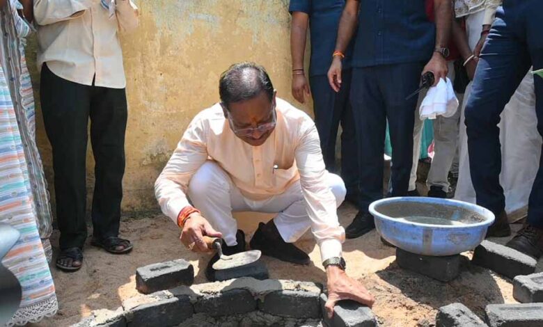 मुख्यमंत्री-ने-राज-मिस्त्री-बन-सोखता-गड्ढा-के-लिए-की-ईट-जोड़ाई