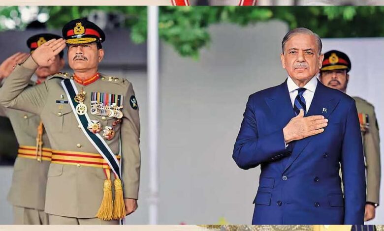 पाकिस्तान-में-मुनीर-को-हटाकर-नया-सैन्य-तानाशाह-आ-जाए,-आंशिक-लोकतंत्र-भी-खत्म-हो-जाए-!