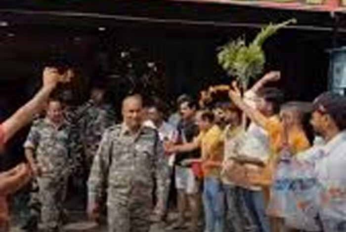 भोजन-कर-ढाबे-से-निकले-सेना-के-जवानों-पर-लोगों-ने-पुष्पवर्षा-कर-उनका-सम्मान-किया,-‘भारत-माता-की-जय’-के-लगाए-नारे