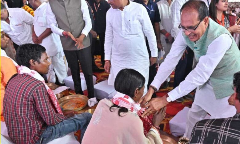 प्रधानमंत्री-आवास-योजना-के-हितग्राहियों-के-पाँव-को-पखारकर-गृह-प्रवेश-कराया,-51-हजार-हितग्राहियों-को-आवास-की-चाबी-सौंपी