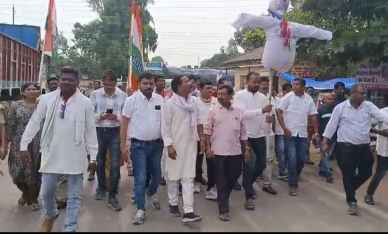 कर्नल-सोफिया-के-खिलाफ-आपत्तिजनक-टिप्पणी-के-मामले-में-कांग्रेस-ने-किया-मंत्री-विजय-शाह-का-पुतला-दहन