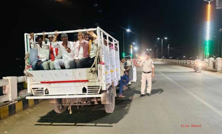 अवैध-रूप-से-सवारियां-ढोने-वाले-वाहनों-पर-प्रशासन-ने-की-कार्रवाई