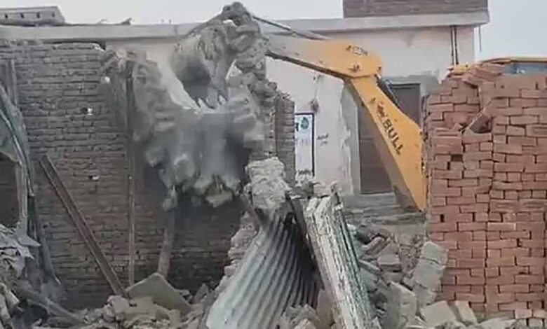 संभल-में-जिला-प्रशासन-ने-भाजपा-नेता-गुलफाम-सिंह-हत्या-मामले-में-आरोपियों-द्वारा-किए-गए-अवैध-कब्जे-पर-चलाया-बुलडोज