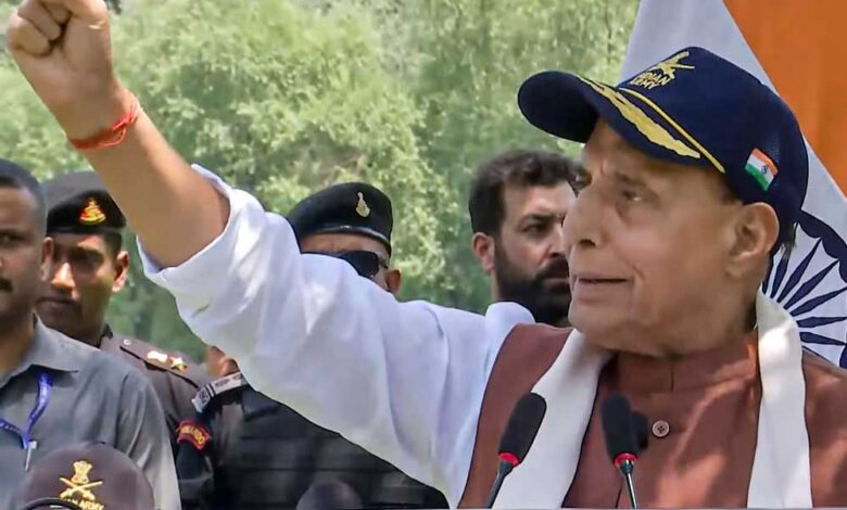 ‘हमारे-एयर-डिफेंस-ने-दुश्मन-के-हमले-नाकाम-किए’,-भुज-एयरबेस-से-बोले-राजनाथ
