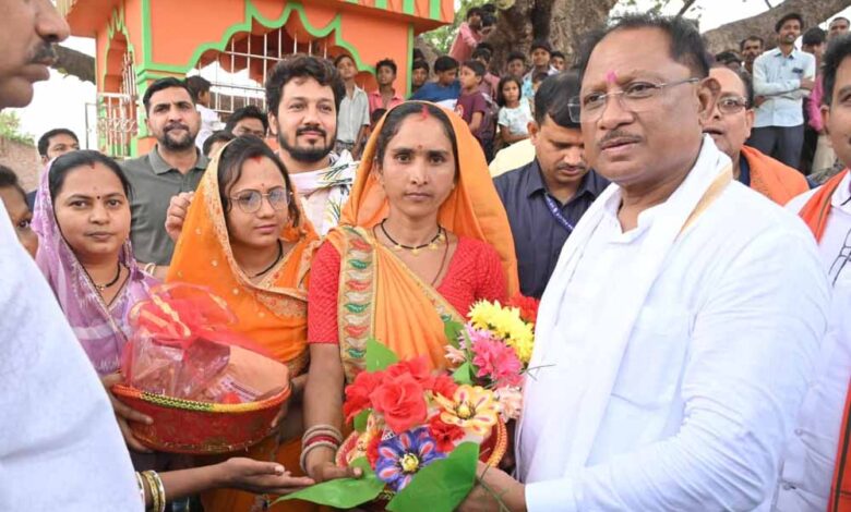 झुरानदी-में-बिना-पूर्व-सूचना-पहुंचे-मुख्यमंत्री,-चौपाल-लगाकर-सुनीं-ग्रामीणों-की-समस्याएं