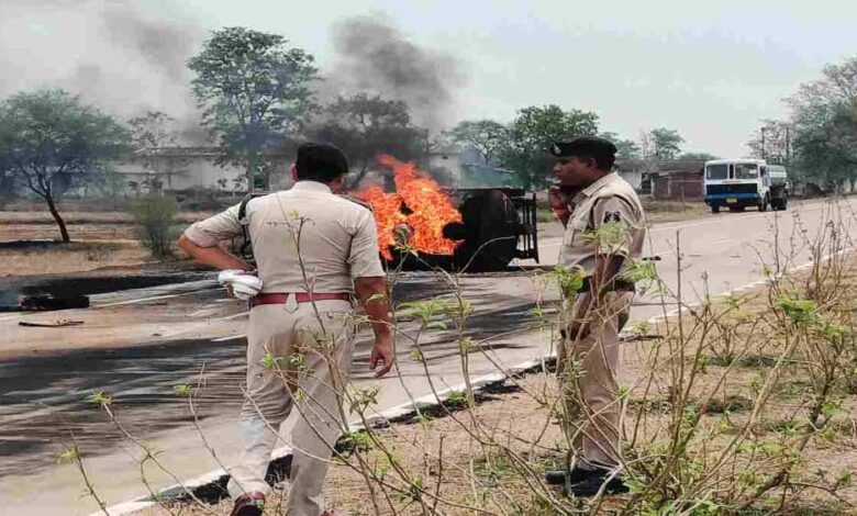 नेशनल-हाईवे-30-पर-डीजल-टैंकर-पलटा,-लगी-आग,-ड्राइवर-और-हेल्पर-घायल