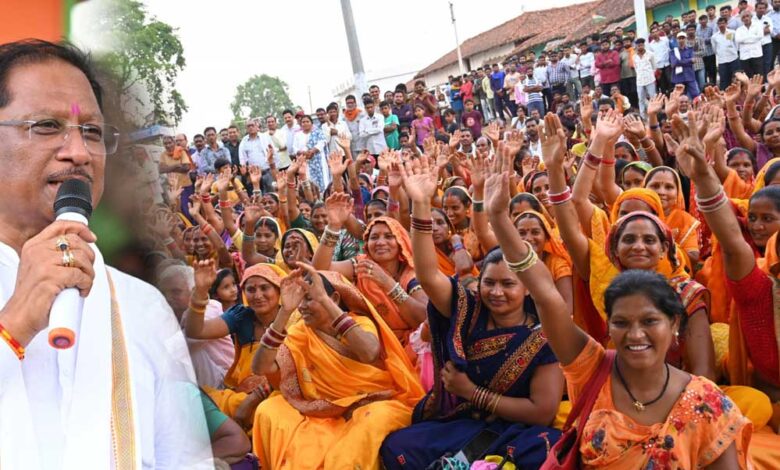 रायपुर-:-झुरानदी-में-बिना-पूर्व-सूचना-पहुंचे-मुख्यमंत्री,-चौपाल-लगाकर-सुनीं-ग्रामीणों-की-समस्याएं