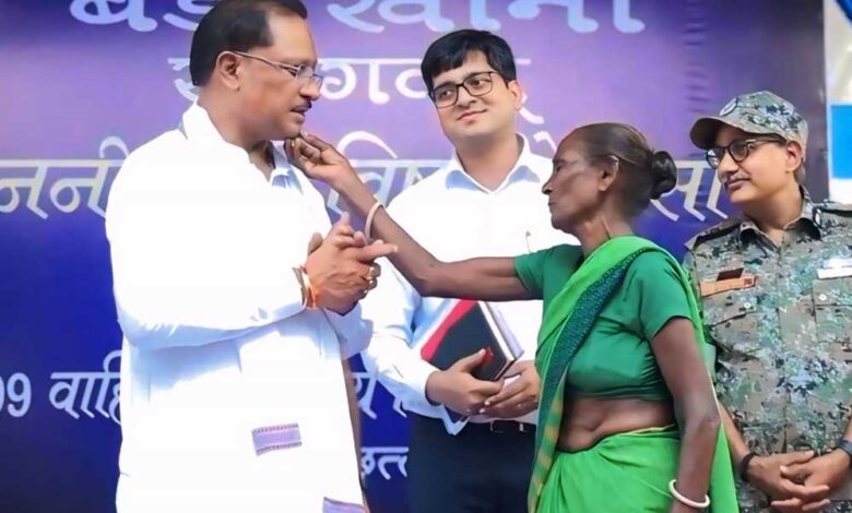 रायपुर-:-मुख्यमंत्री-को-माँ-ने-दिया-अपना-आशीर्वाद—स्नेह-से-छुआ-गाल,-हृदय-से-कहा-धन्यवाद