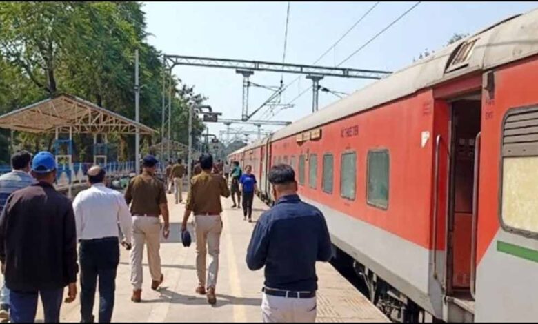 इटारसी-से-भुसावल-की-ओर-जा-रही-वाराणसी-लोकमान्य-तिलक-कामायनी-एक्सप्रेस-में-बम-होने-से-सूचना-से-मचा-हड़कंप