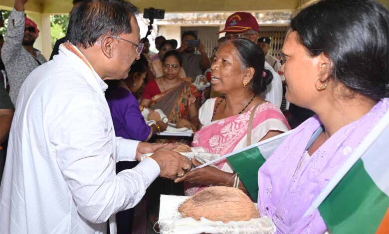 मुख्यमंत्री-ने-तिरंगा-यात्रा-के-अवसर-पर-शहीदों-के-परिजनों-को-शाल-और-श्रीफल-भेंटकर-सम्मानित-किया