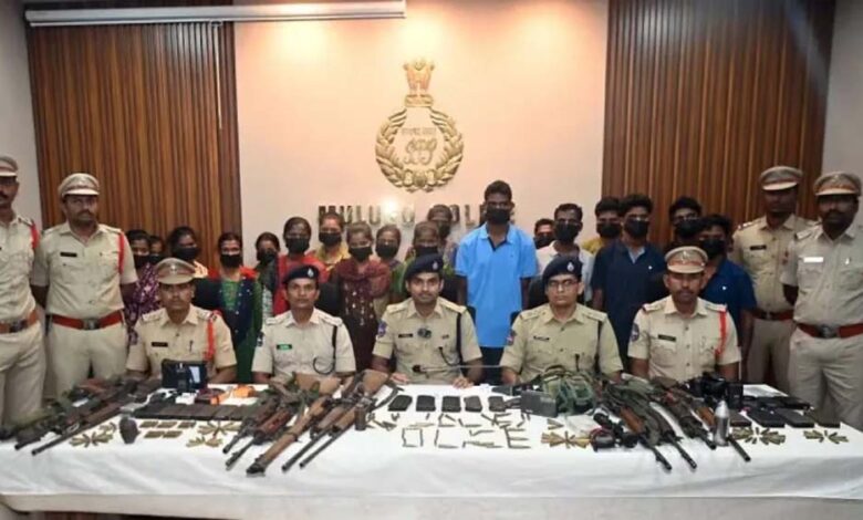 तेलंगाना-में-पीएलजी-बटालियन-के-डिप्टी-कमांडर-सहित-20-माओवादी-गिरफ्तार,-भारी-मात्रा-में-हथियार-बरामद