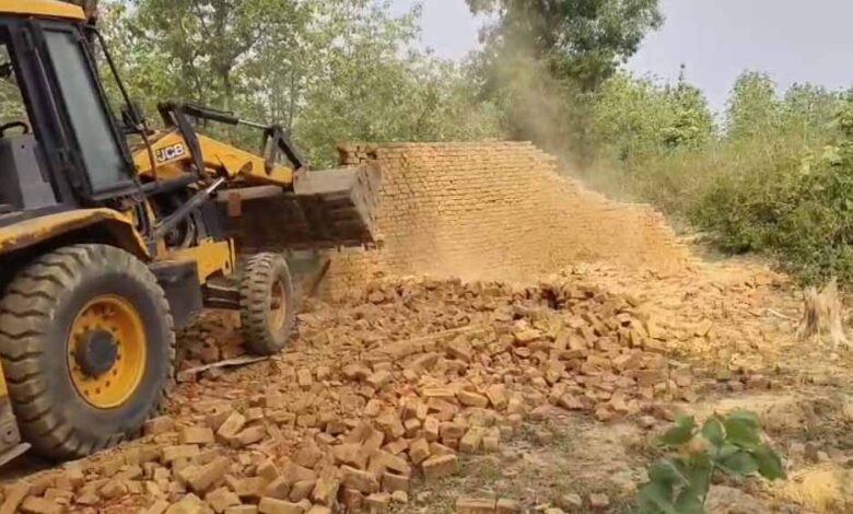 वन भूमि पर अवैध कब्जों पर बड़ी कार्रवाई, प्रशासन ने 34 मकानों पर चलाया बुलडोजर वन-भूमि-पर-अवैध-कब्जों-पर-बड़ी-कार्रवाई,-प्रशासन-ने-34-मकानों-पर-चलाया-बुलडोजर