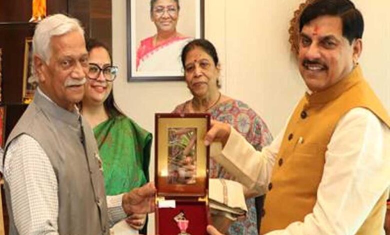मुख्यमंत्री डॉ. यादव से मिले पद्म अवार्डी गुंदेचा और डॉ. व्यास मुख्यमंत्री-डॉ-यादव-से-मिले-पद्म-अवार्डी-गुंदेचा-और-डॉ.-व्यास