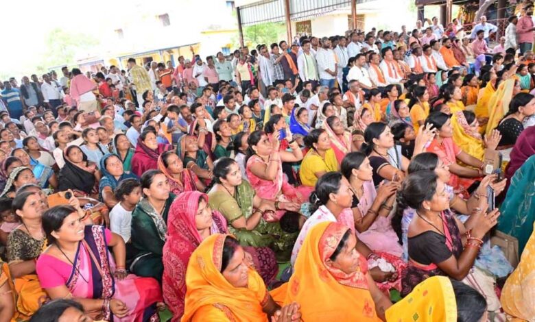 चौपाल में मुख्यमंत्री ने सुनी जनता की बात, विकास कार्यों की दी सौगात चौपाल-में-मुख्यमंत्री-ने-सुनी-जनता-की-बात,-विकास-कार्यों-की-दी-सौगात