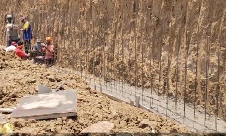 100 साल पुराने पंडरीतराई तालाब का कायाकल्प: 78 लाख की लागत से बढ़ाई जा रही गहराई 100-साल-पुराने-पंडरीतराई-तालाब-का-कायाकल्प:-78-लाख-की-लागत-से-बढ़ाई-जा-रही-गहराई