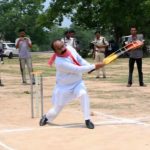जंगल-के-बीच-क्रिकेट-का-मैदान-और-उप-मुख्यमंत्री-अरुण-साव-के-हाथ-में-बैट
