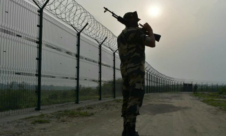 भारत-बांग्लादेश बॉर्डर पर तनाव! घुसपैठियों को खदेड़ते ही BSF-BGB के बीच बढ़ी तनातनी, हुई पत्थरबाजी भारत-बांग्लादेश-बॉर्डर-पर-तनाव!-घुसपैठियों-को-खदेड़ते-ही-bsf-bgb-के-बीच-बढ़ी-तनातनी,-हुई-पत्थरबाजी
