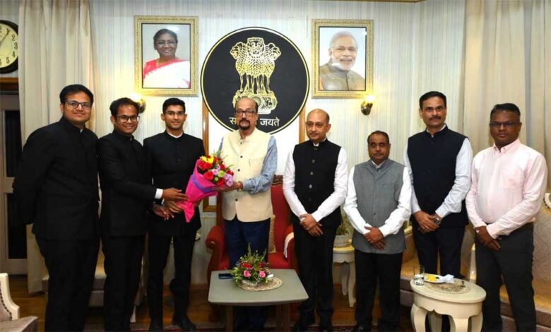 राज्यपाल से परिवीक्षाधीन आईएएस अधिकारियों ने की सौजन्य भेंट राज्यपाल-से-परिवीक्षाधीन-आईएएस-अधिकारियों-ने-की-सौजन्य-भेंट