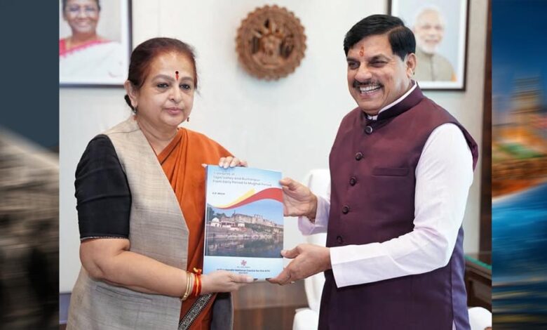मुख्यमंत्री डॉ. यादव को ट्रेजर्स ऑफ ताप्ती वैली एण्ड बुरहानपुर की प्रति भेंट मुख्यमंत्री-डॉ.-यादव-को-ट्रेजर्स-ऑफ-ताप्ती-वैली-एण्ड-बुरहानपुर-की-प्रति-भेंट