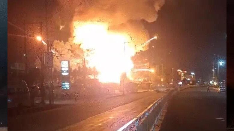 बैरागढ़ रोड पर पटाखा दुकान में भीषण आग, धमाकों से दहला इलाका; 70 फीट तक उठीं लपटें बैरागढ़-रोड-पर-पटाखा-दुकान-में-भीषण-आग,-धमाकों-से-दहला-इलाका;-70-फीट-तक-उठीं-लपटें