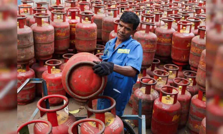 एलपीजी पर बड़ी सख्ती: घरेलू और कॉमर्शियल गैस उपयोग पर तेल कंपनियों की जांच तेज एलपीजी-पर-बड़ी-सख्ती:-घरेलू-और-कॉमर्शियल-गैस-उपयोग-पर-तेल-कंपनियों-की-जांच-तेज