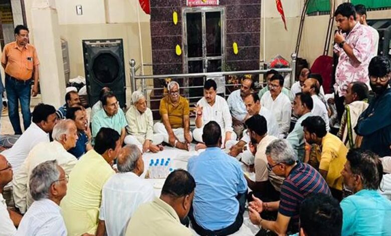 माता मंदिर में रात्रि विश्राम के दौरान ऊर्जा मंत्री तोमर ने लगाई जन चौपाल माता-मंदिर-में-रात्रि-विश्राम-के-दौरान-ऊर्जा-मंत्री-तोमर-ने-लगाई-जन-चौपाल