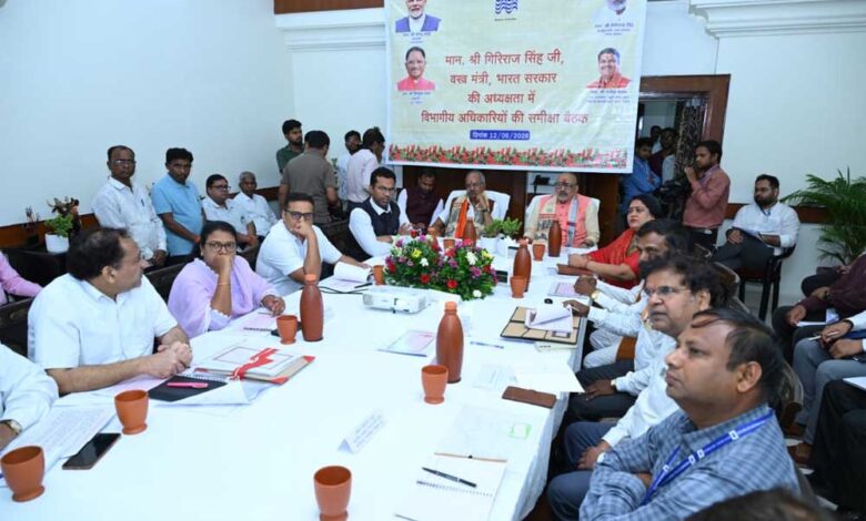 रेशम, खादी और हथकरघा क्षेत्र को नई दिशा: केंद्रीय वस्त्र मंत्री गिरिराज सिंह ने दिए महत्वपूर्ण निर्देश रेशम,-खादी-और-हथकरघा-क्षेत्र-को-नई-दिशा:-केंद्रीय-वस्त्र-मंत्री-गिरिराज-सिंह-ने-दिए-महत्वपूर्ण-निर्देश