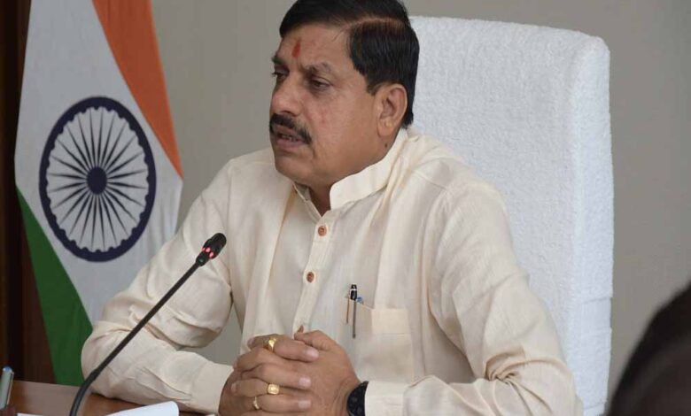 MP में तीसरी संतान वाले अफसर की नौकरी गई, CM के बयान के 3 दिन बाद विभाग ने किया बर्खास्त mp-में-तीसरी-संतान-वाले-अफसर-की-नौकरी-गई,-cm-के-बयान-के-3-दिन-बाद-विभाग-ने-किया-बर्खास्त