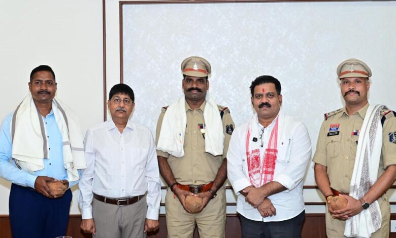 रायपुर : शौर्य चक्र से सम्मानित वीर जवानों से मिले उप मुख्यमंत्री विजय शर्मा रायपुर-:-शौर्य-चक्र-से-सम्मानित-वीर-जवानों-से-मिले-उप-मुख्यमंत्री-विजय-शर्मा