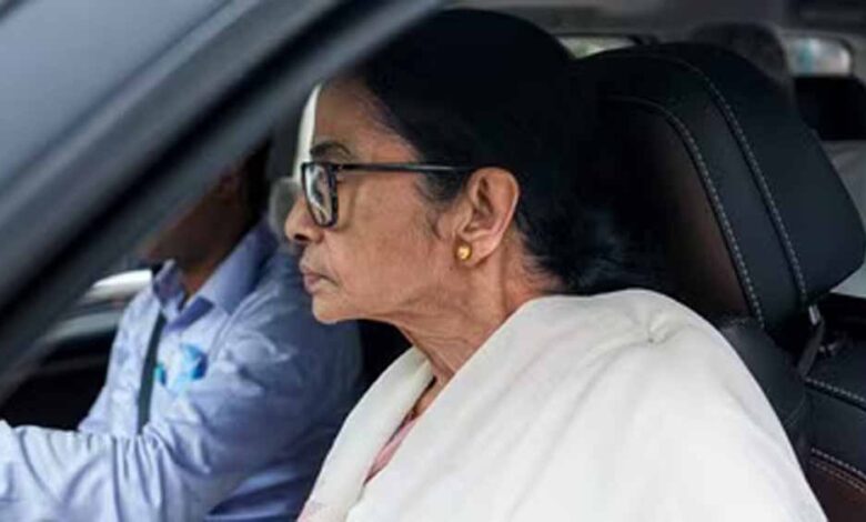 TMC में बड़ी टूट का दावा, 64 विधायक और 20 सांसदों के अलग गुट में जाने की खबर tmc-में-बड़ी-टूट-का-दावा,-64-विधायक-और-20-सांसदों-के-अलग-गुट-में-जाने-की-खबर