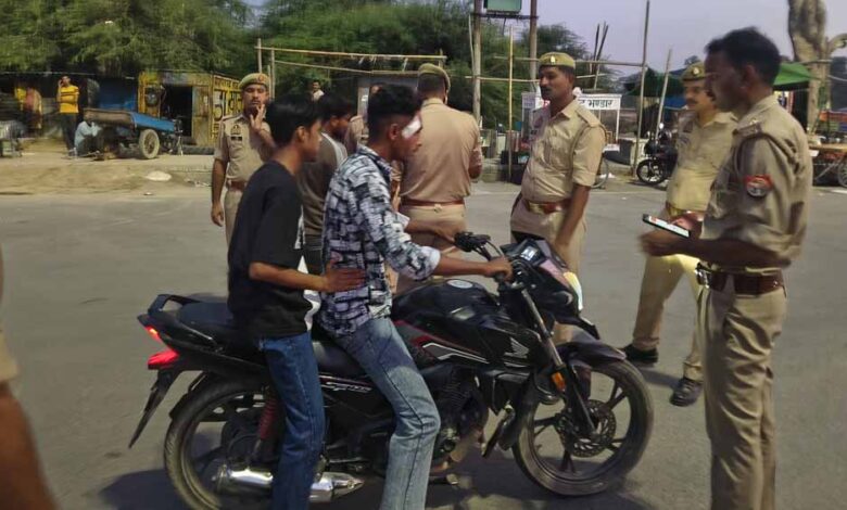 सुरक्षा के मद्देनजर बाहरी फेरी वालों का सत्यापन तेज, पुलिस की कड़ी निगरानी सुरक्षा-के-मद्देनजर-बाहरी-फेरी-वालों-का-सत्यापन-तेज,-पुलिस-की-कड़ी-निगरानी