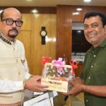 राज्यपाल-डेका-को-जगदलपुर-के-ट्री-मैन-ने-भेंट-की-मियाजाकी-आम