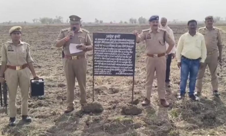 54 मुकदमों वाले माफिया पर बड़ा प्रहार! प्रयागराज में 1.11 करोड़ की जमीन कुर्क, पुलिस ने की मुनादी 54-मुकदमों-वाले-माफिया-पर-बड़ा-प्रहार!-प्रयागराज-में-1.11-करोड़-की-जमीन-कुर्क,-पुलिस-ने-की-मुनादी