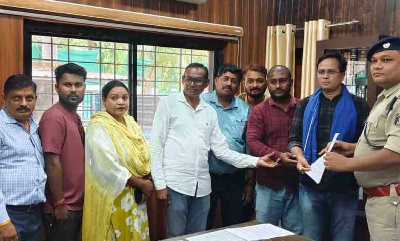 मुकेश चंद्राकर हत्याकांड में गवाहों को 1 लाख रुपये का लालच? SP से की गई शिकायत मुकेश-चंद्राकर-हत्याकांड-में-गवाहों-को-1-लाख-रुपये-का-लालच?-sp-से-की-गई-शिकायत
