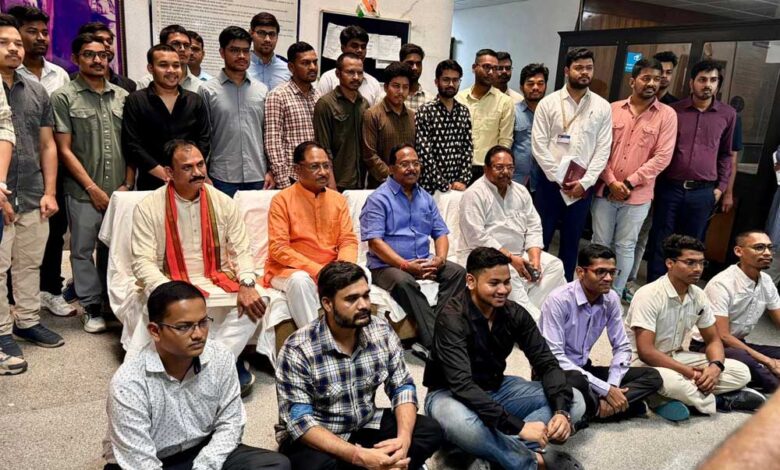 सीटों की संख्या को बढ़ाने का सुखद परिणाम: ट्राइबल हॉस्टल के 13 अभ्यर्थियों ने रचा कीर्तिमान सीटों-की-संख्या-को-बढ़ाने-का-सुखद-परिणाम:-ट्राइबल-हॉस्टल-के-13-अभ्यर्थियों-ने-रचा-कीर्तिमान