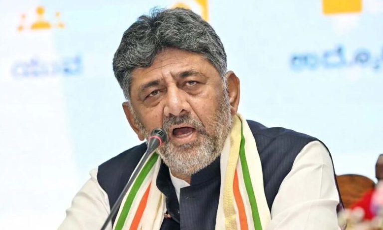 कर्नाटक-की-‘5-गारंटी’-योजनाओं-का-लाभ-अब-सिर्फ-वोटर-लिस्ट-में-नाम-वालों-को-मिलेगा