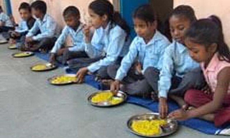 यूपी में MDM रसोइयों की रिटायरमेंट उम्र 62 साल तय करने की तैयारी, सेवा नियमावली बनेगी यूपी-में-mdm-रसोइयों-की-रिटायरमेंट-उम्र-62-साल-तय-करने-की-तैयारी,-सेवा-नियमावली-बनेगी