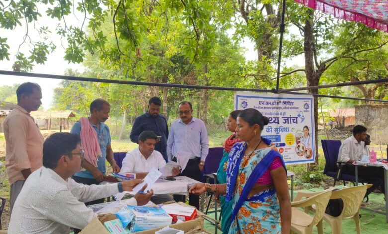 एनएमडीसी की CSR पहल: दंतेवाड़ा के 10 गांवों में निःशुल्क स्वास्थ्य शिविर से सैकड़ों ग्रामीण लाभान्वित एनएमडीसी-की-csr-पहल:-दंतेवाड़ा-के-10-गांवों-में-निःशुल्क-स्वास्थ्य-शिविर-से-सैकड़ों-ग्रामीण-लाभान्वित
